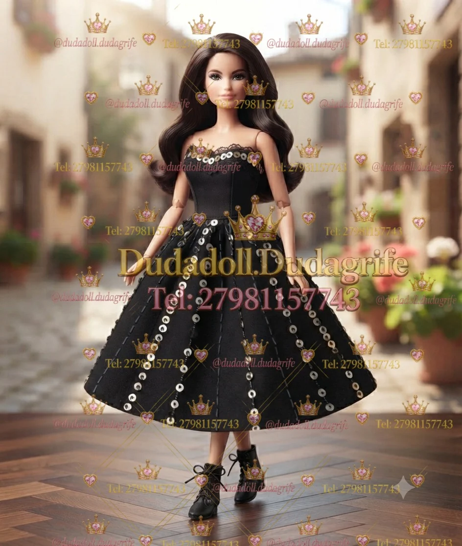 Boneca morena com vestido preto de saia rodada, lantejoulas prateadas e botas em cenário de rua