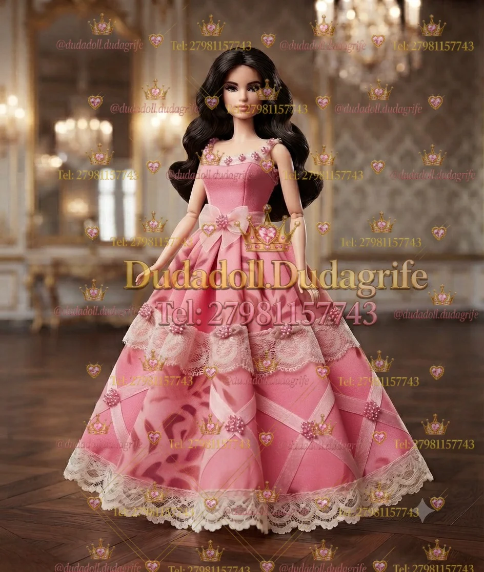 Boneca morena com vestido longo rosa estampado, corpete de flores e laço na cintura em salão dourado