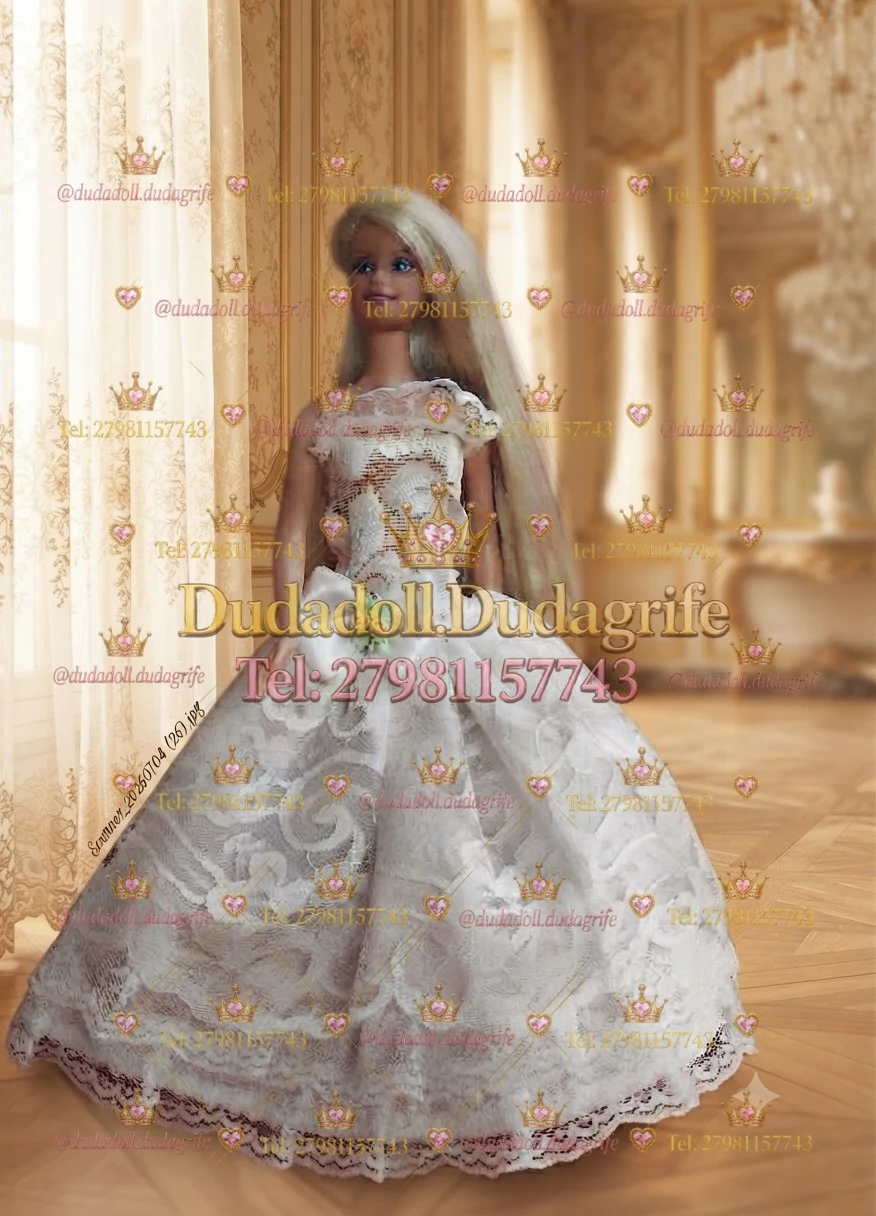 Boneca loira com vestido branco de renda floral junto à janela de salão dourado