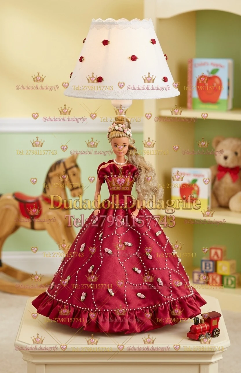 Boneca com vestido vinho de pérolas e babados sob abajur branco de rosas vermelhas