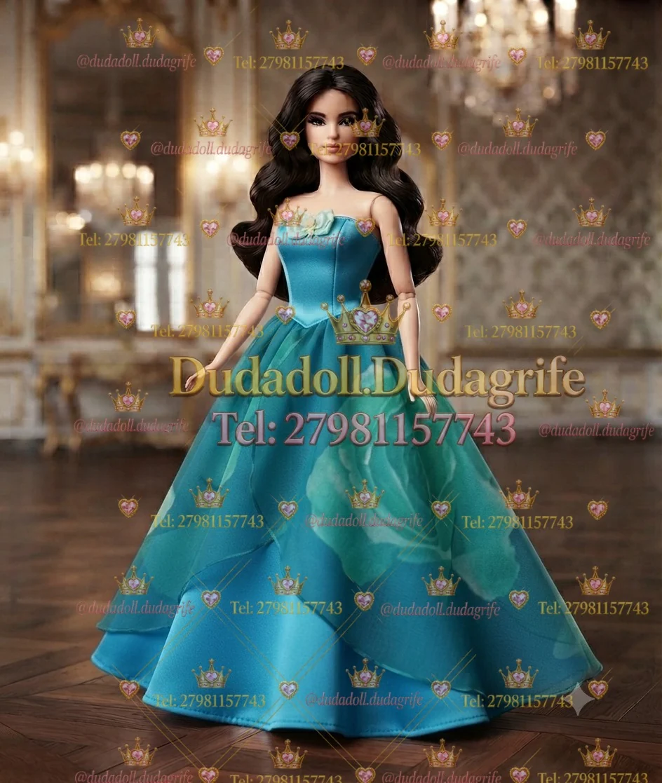 Boneca morena com vestido azul-turquesa longo sem alças e flor no decote em salão dourado