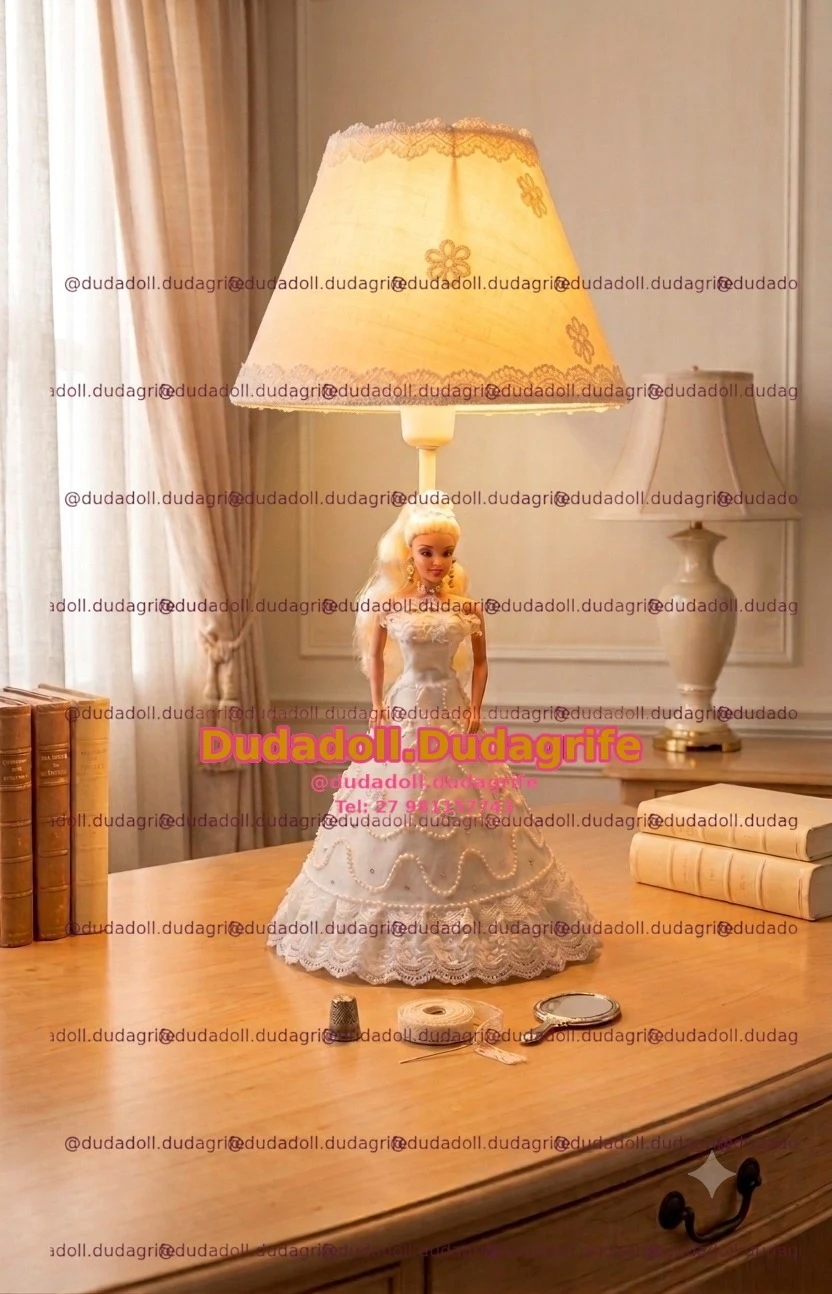 Boneca loira com vestido branco de renda e abajur iluminado sobre mesa de costura
