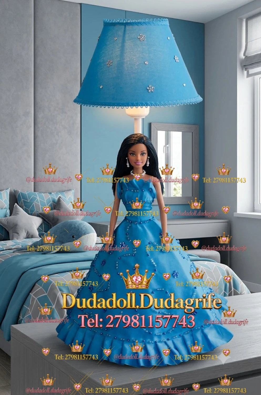 Boneca com vestido azul adornado com pérolas e abajur azul