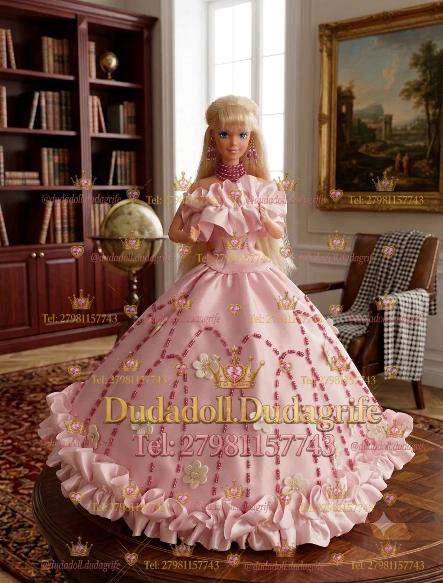 Boneca loira com vestido rosa de babados, flores e bordados de pedrarias em biblioteca