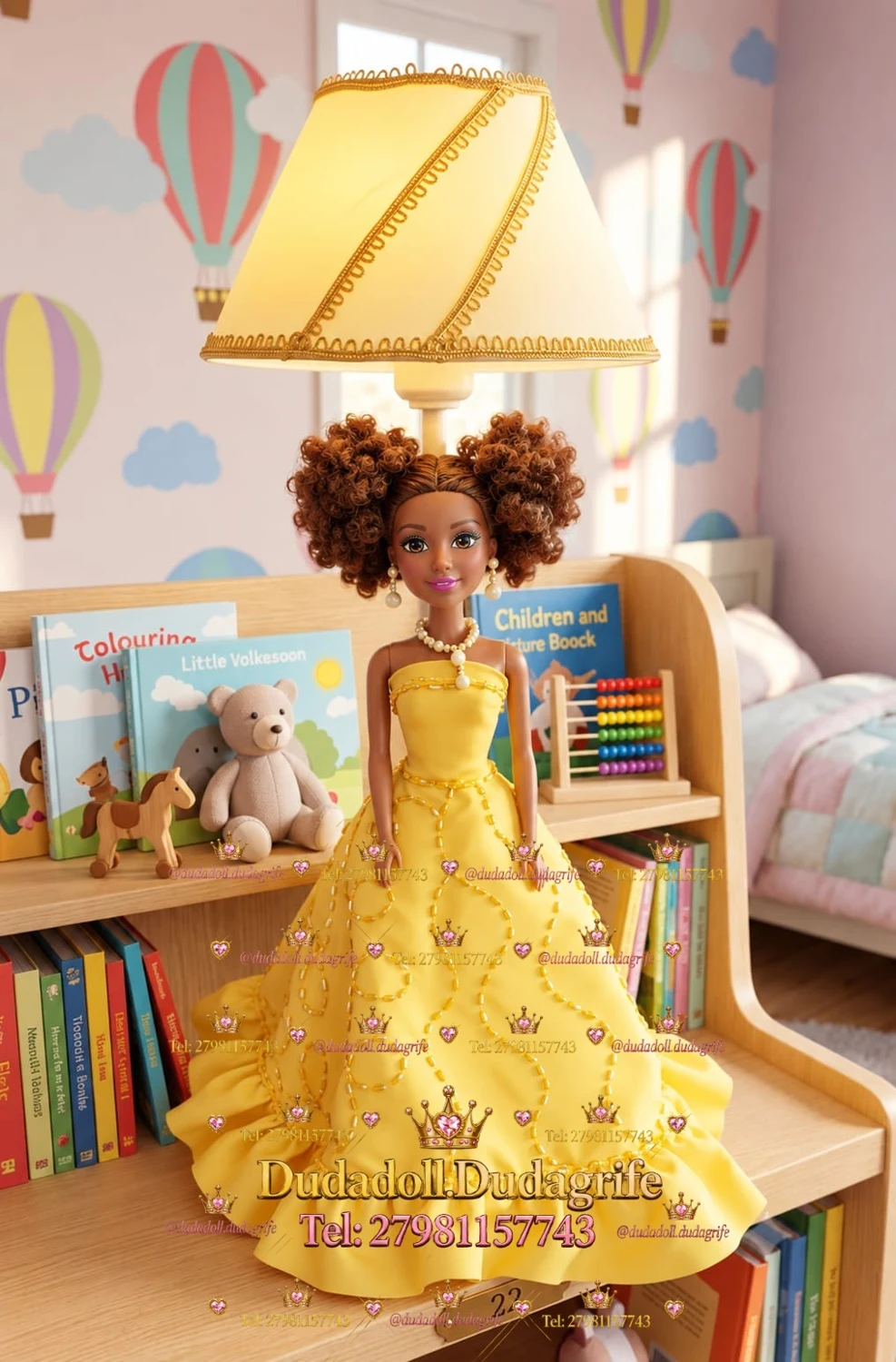 Boneca de cabelos cacheados com vestido amarelo bordado e abajur amarelo
