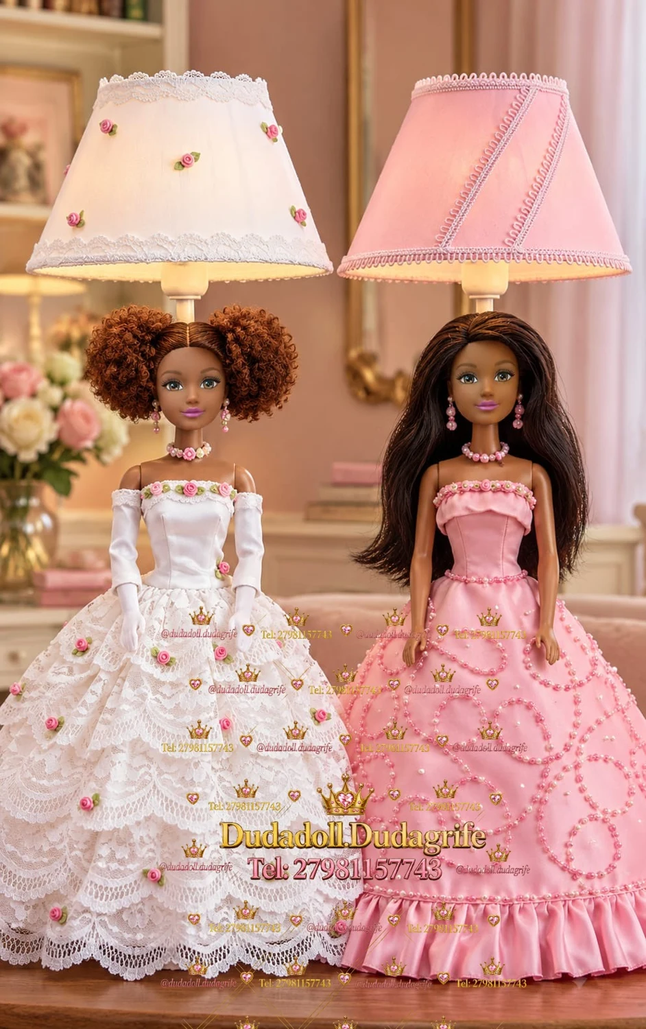 Duas bonecas com vestidos branco e rosa e abajures combinando