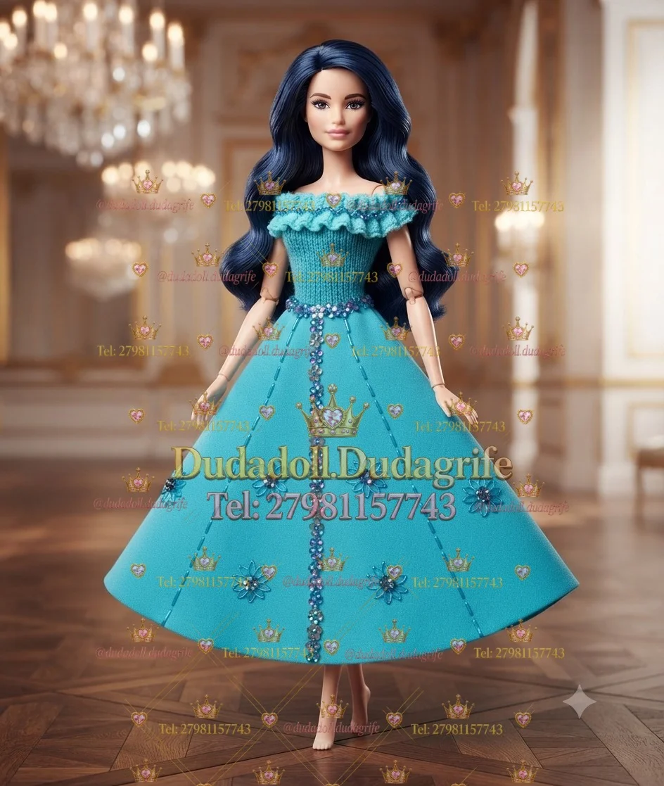 Boneca de cabelos azuis com vestido turquesa de babados no decote e pedrarias em salão com lustres