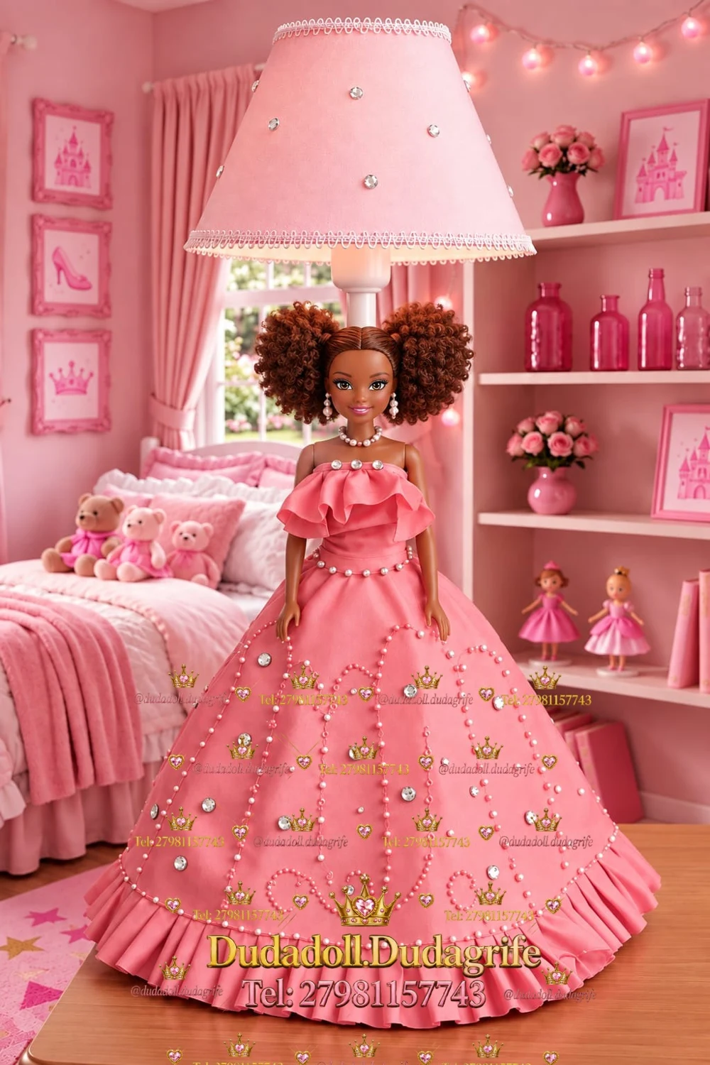 Boneca de cabelos cacheados com vestido rosa adornado com pérolas