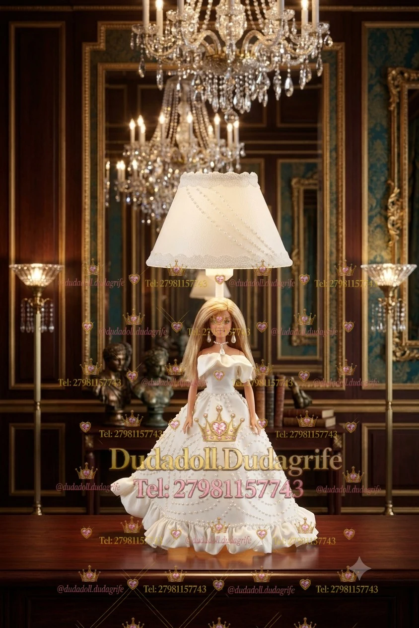 Boneca loira com vestido branco e abajur em salão com lustres de cristal
