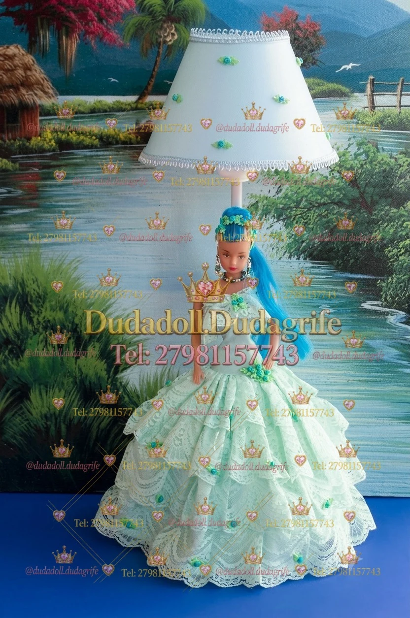 Boneca de cabelos azuis com vestido verde-claro de renda e flores e abajur branco