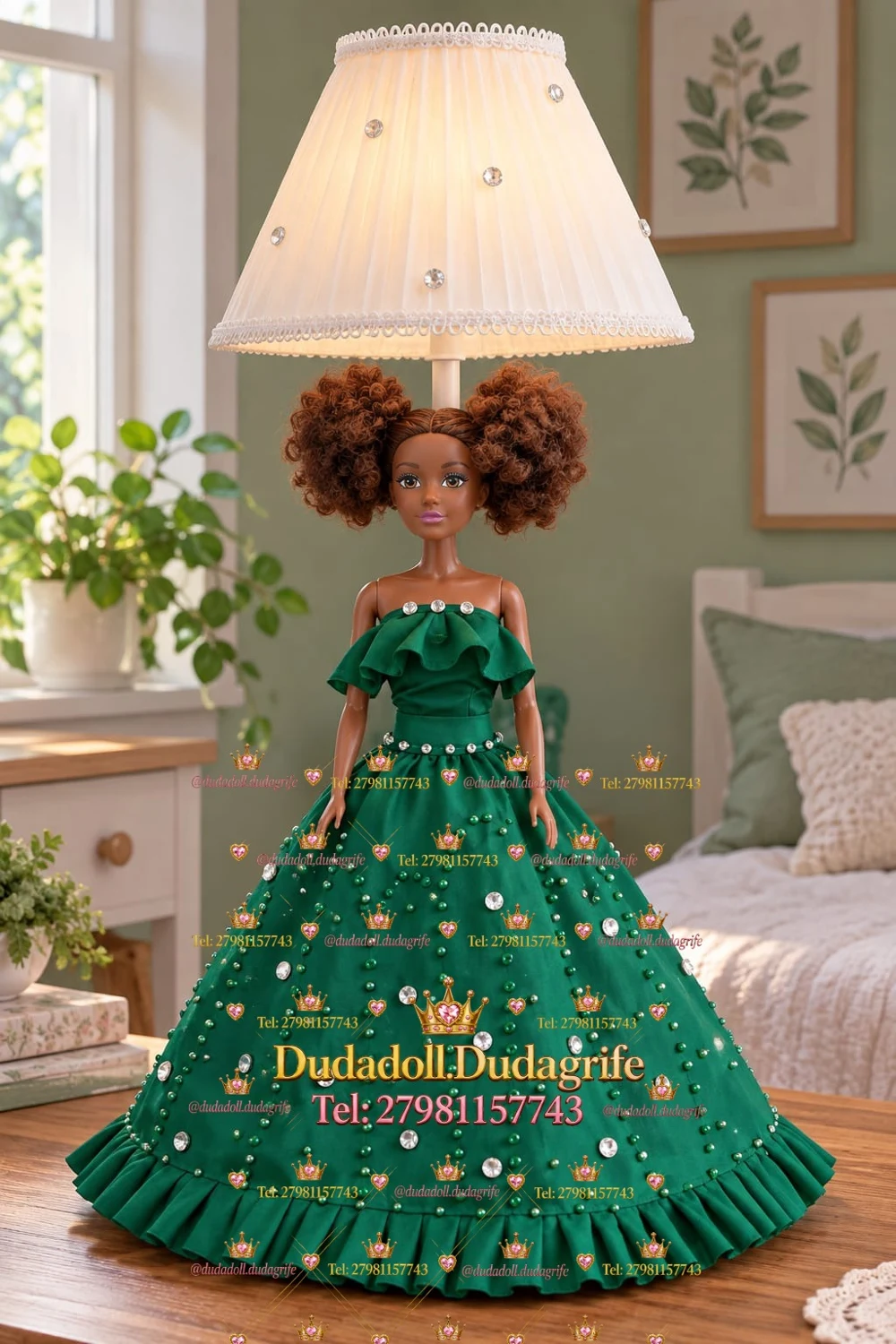 Boneca de cabelos cacheados com vestido verde-esmeralda e pedrarias