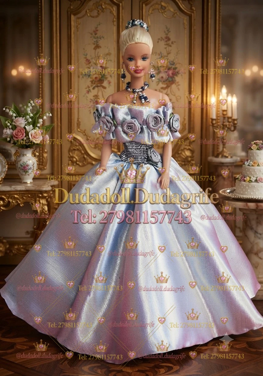 Boneca loira com vestido prateado de rosas e cintura bordada em salão de festas