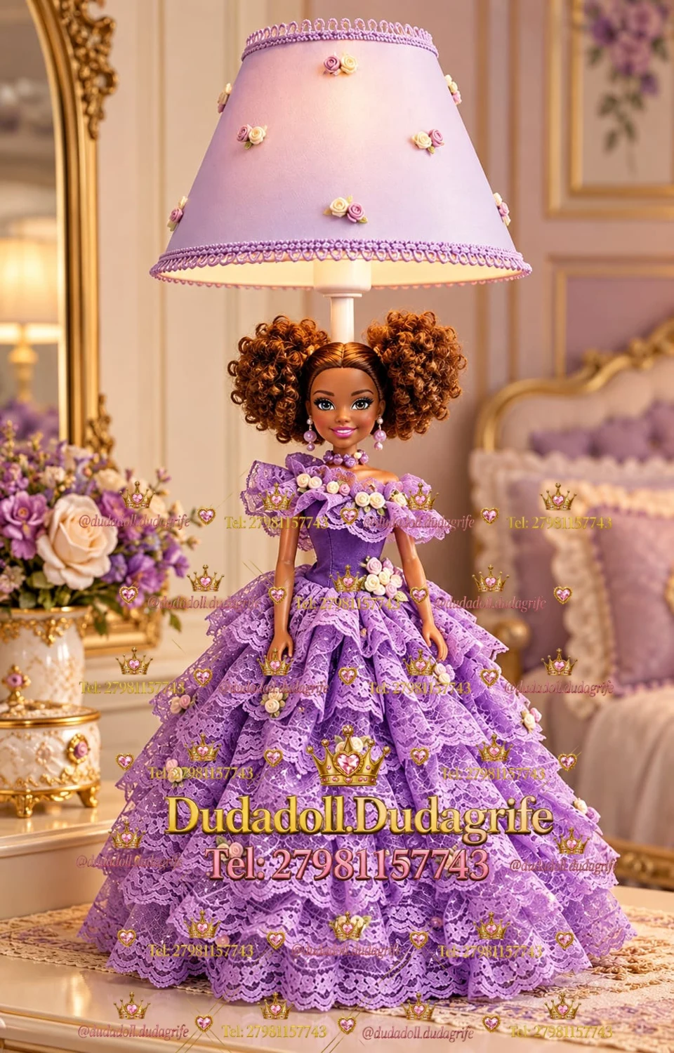 Boneca de cabelos cacheados com vestido lilás de renda e flores