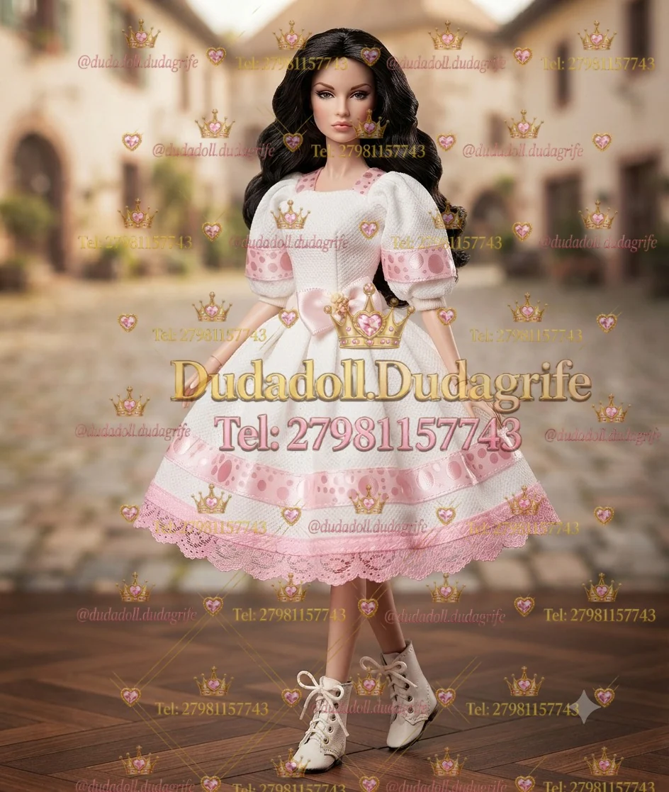 Boneca morena com vestido branco e rosa de poás, mangas bufantes e botas brancas em cenário de rua
