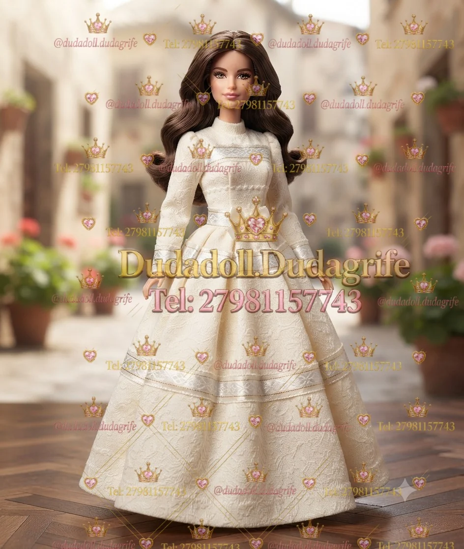 Boneca morena com vestido longo creme de renda e mangas longas em cenário de rua