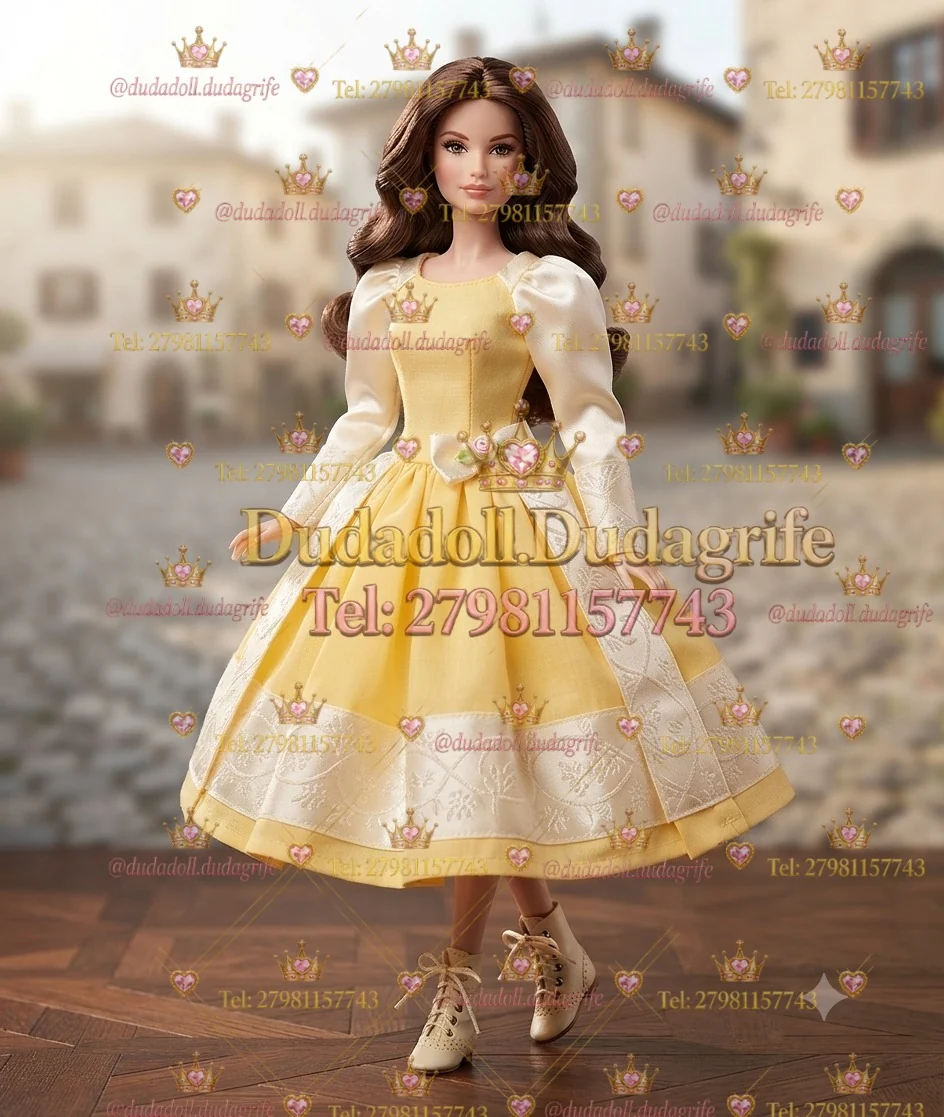 Boneca morena com vestido amarelo e creme de mangas bufantes e botas claras em cenário de rua