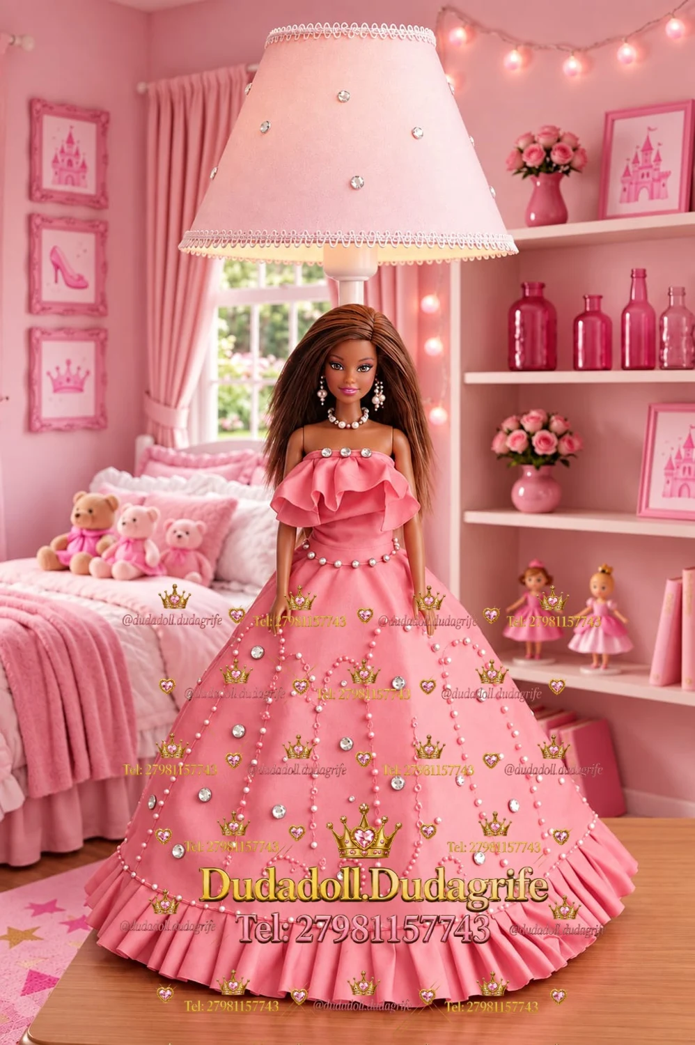 Boneca de cabelos longos com vestido rosa e abajur combinando